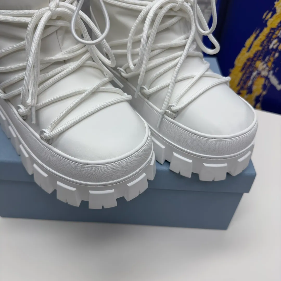 👟👟Ex-factory price 660👟👟 The highest version on the market, Prada's king style, snow boots, ski boots, chubby, so cute and cute →_→ From the Prada limited series, unique. Shiny nylon Oblique upper with criss-cross straps for an ideal fit. The boots are made of technical fabric and have a short-cut version. They can be worn in the city or in the mountains. They make the calves slimmer, taller, warmer and have a concave shape. The boots and soles use the original waterproof effect. The size is 35-40. 41Customized